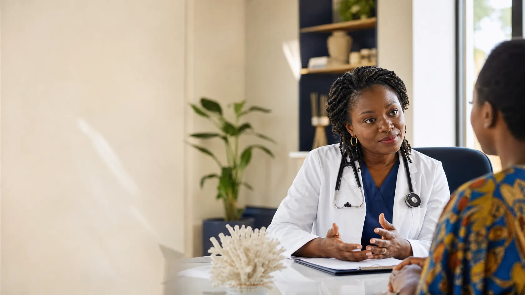 Une médecin échange avec une patiente dans une salle de consultation lumineuse